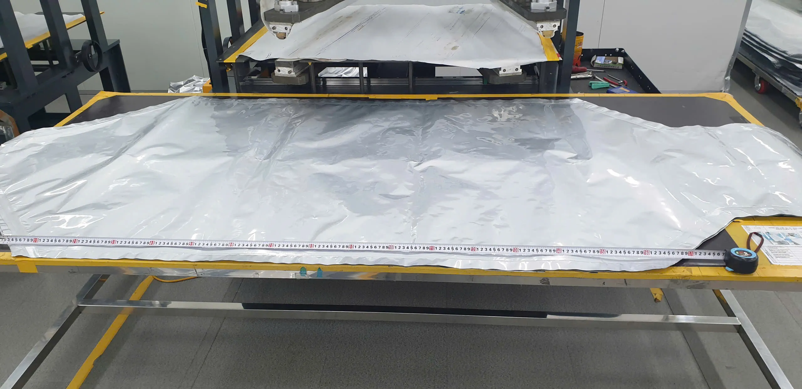 Túi nhôm lót jumbo được trải trên bàn kiểm tra kích thước tại xưởng