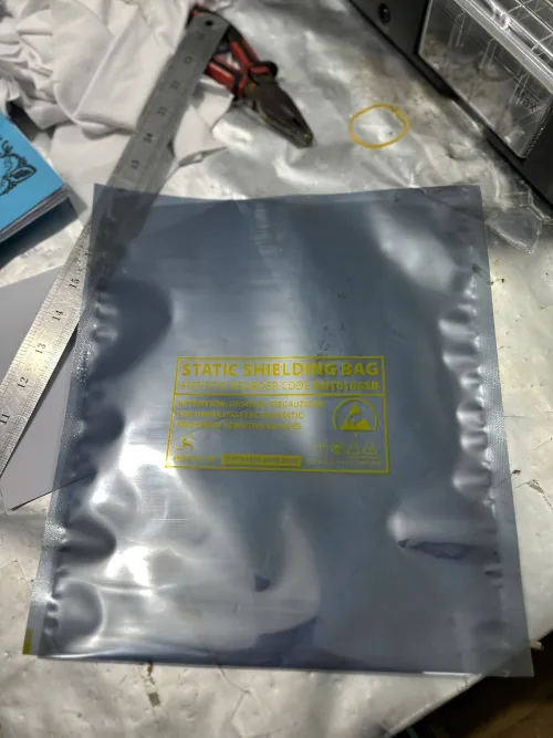 Ảnh thực tế t&uacute;i static shielding c&oacute; in k&yacute; hiệu nhận diện